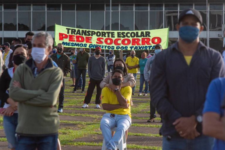 Motoristas de vans escolares fazem manifestação pedindo auxílio emergencial