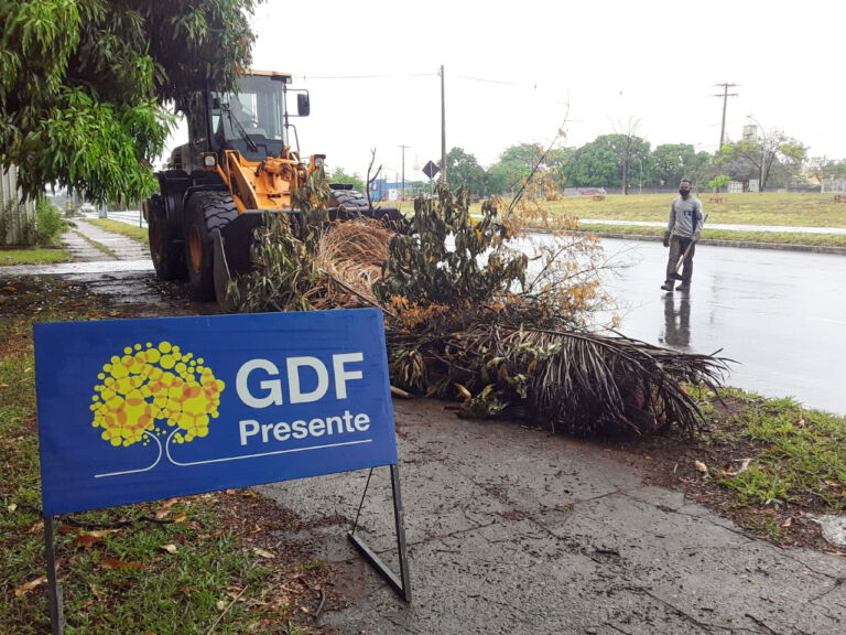 GDF presente inicia rota de limpeza de bocas de lobo
