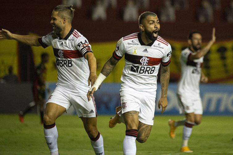 Flamengo brilha no 1º tempo, bate Sport e segue na cola do Inter