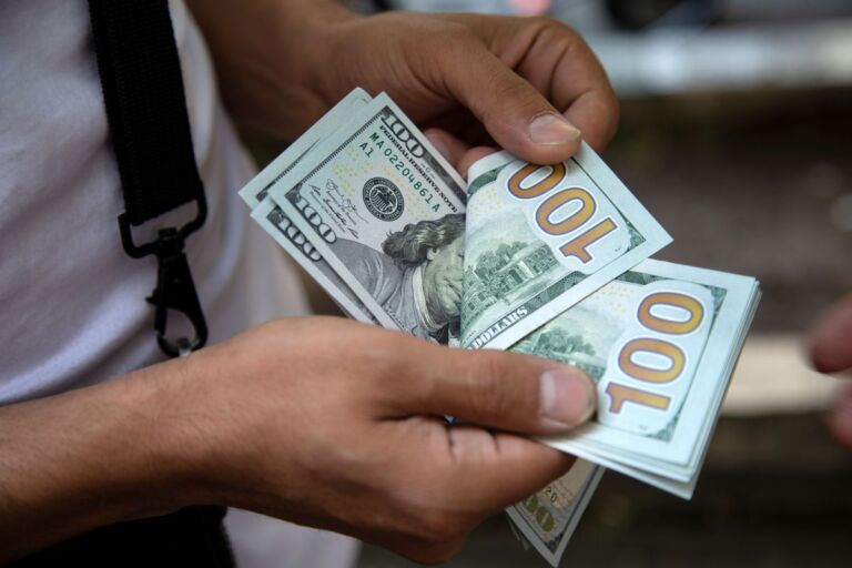 Dólar cai para R$ 5,54 e fecha no menor nível em duas semanas