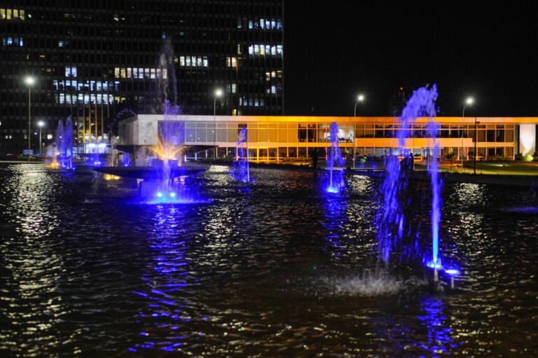 Fonte da Praça do Buriti recebe reforma e volta a funcionar