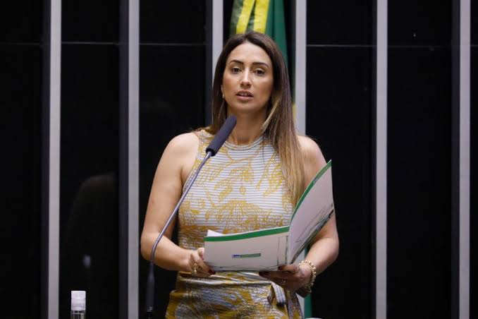 Flávia Arruda é confirmada pelo presidente Bolsonaro para disputar o senado do DF