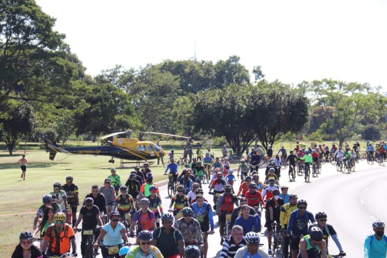 Passeio no Parque da Cidade reúne mil ciclistas para celebrar aniversário de Brasília