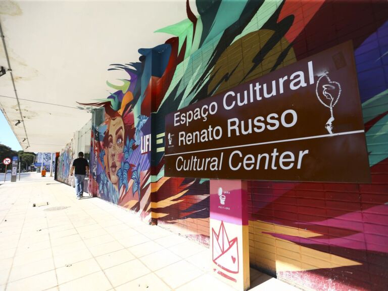 Espaço Cultural Renato Russo homenageia artistas da capital