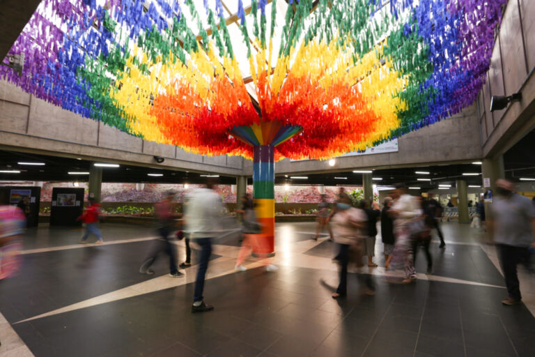 Para marcar o mês do Orgulho LGBTQIA+, estação do metrô recebe exposição.