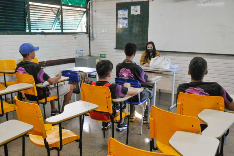 Rede pública de ensino conta com quatro escolas bilíngues na capital