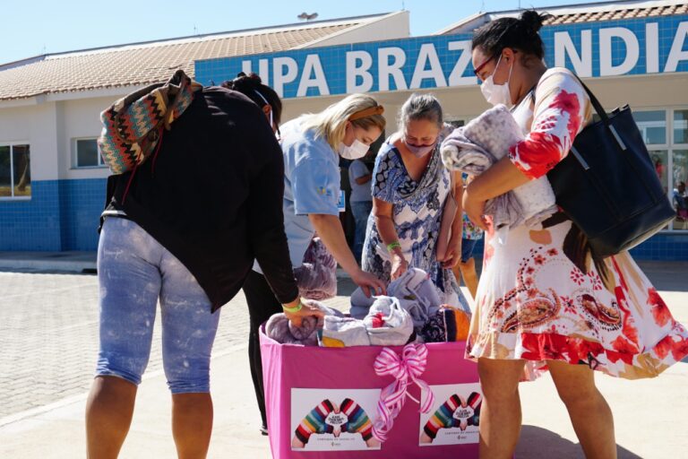 Campanha Varal do Frio contribui com a doação de 322 agasalhos e cobertas