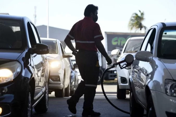 Gasolina chega a R$ 4,99 em postos do DF