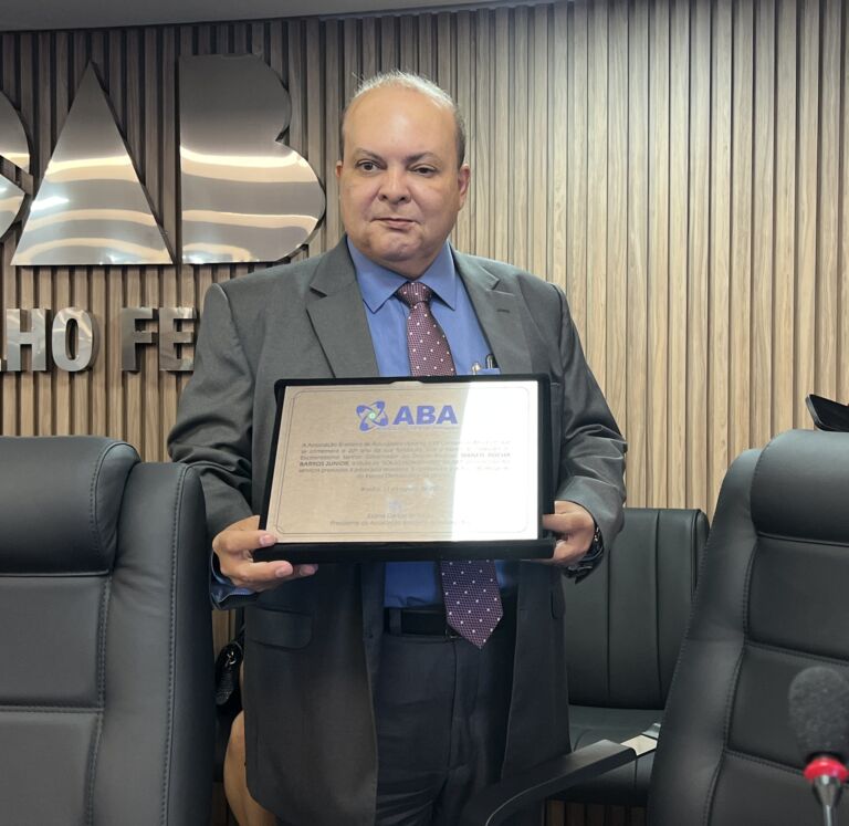 No Dia do Advogado, Ibaneis Rocha recebe homenagens