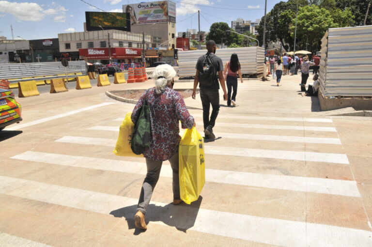 Faixa de pedestre liberada no boulevard do Túnel de Taguatinga