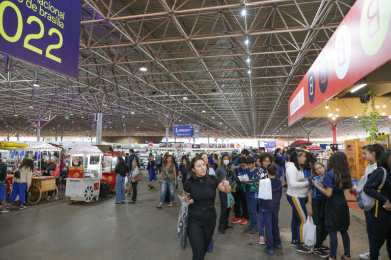 1 milhão foram pagos para escolas fazerem compras na Bienal do Livro