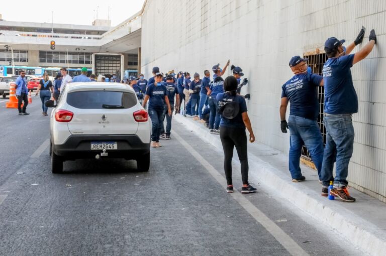 Renova DF monta força tarefa para a limpeza e pintura das paredes do viaduto Buraco do Tatu