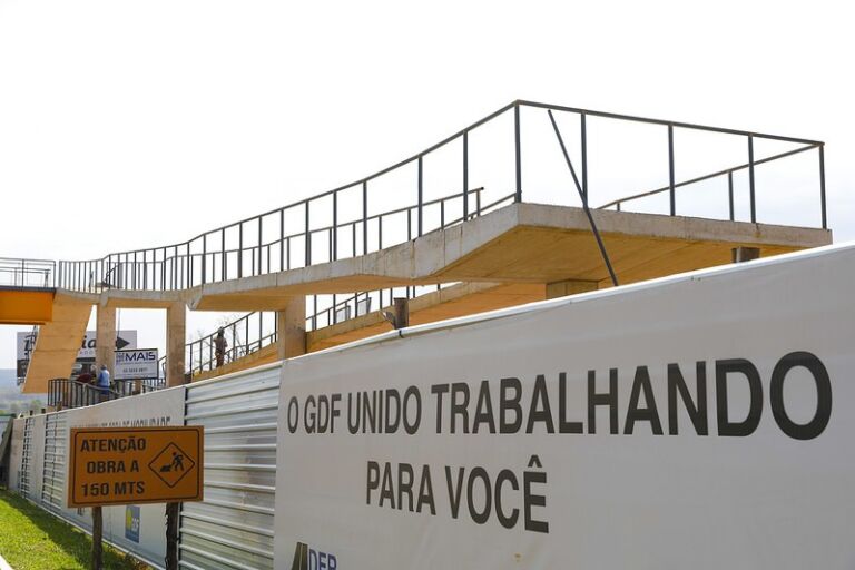 Passarela da Água Mineral em fase final de construção