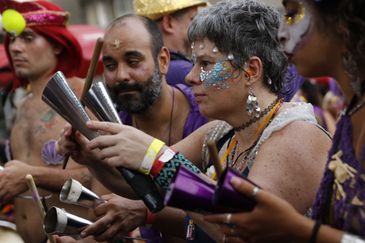 Rio de Janeiro (RJ) 14/02/2024 – Foliões curtem o carnaval do bloco Me Enterra na Quarta, que desfila nas ruas da Glória na quarta-feira de cinzas. Foto: Fernando Frazão/Agência Brasil