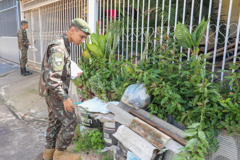 Operação de combate à dengue realiza inspeção em residências do setor P Sul, em Ceilândia.