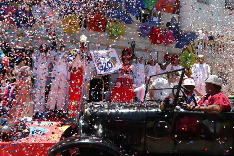 Rio de Janeiro (RJ), 09/02/2024 - Em uma inusitada coroação momesca, o prefeito Eduardo Paes consagra a Corte Real do Carnaval carioca e entrega as chaves da cidade à nobreza do samba, no Palácio da Cidade, zona sul do Rio . Foto: Tânia Rêgo/Agência Brasil