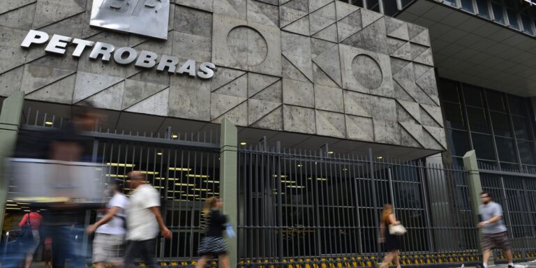 Petrobras destitui diretor de área que vendeu gás com 100% de ágio