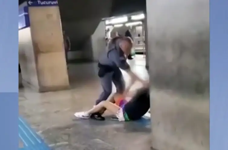 Uma mulher foi agredida com um tapa no rosto por um policial militar, no sábado (6), na estação da Luz do Metrô, no Centro de São Paulo. As imagens gravadas por testemunhas circulam nas redes sociais. Foto: Frame/TV Brasil