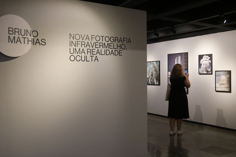 São Paulo (SP), 09/05/2024 - Mostra Infravermelho, uma realidade oculta do artista Bruno Mathias, com curadoria de André Sturm, no Museu da Imagem e do Som - MIS. Foto: Rovena Rosa/Agência Brasil