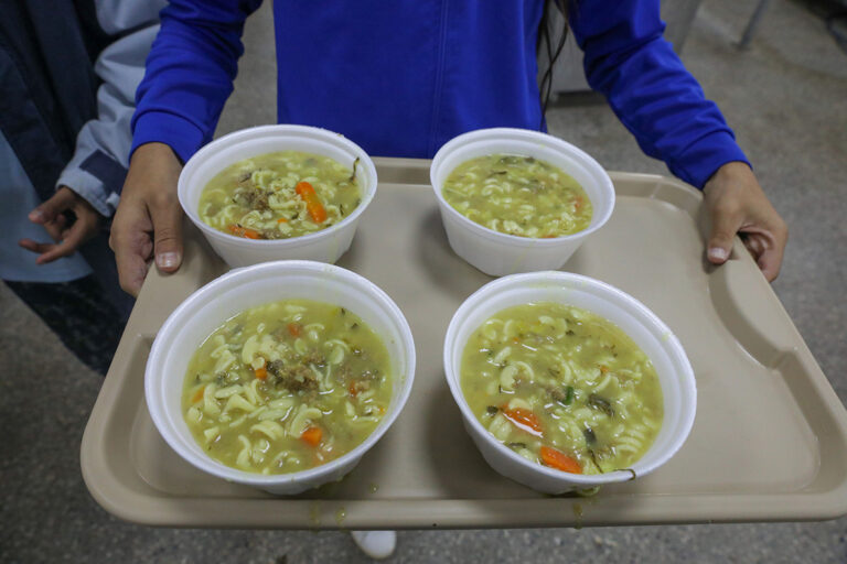 Restaurantes comunitários oferecem sopas e caldos para aquecer a população em noites frias