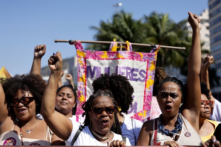 Tânia Rêgo/Agência Brasil Rio de Janeiro (RJ), 28/07/2024 - 10ª Marcha das Mulheres Negras do RJ. Mulheres negras marcham contra o racismo e pelo bem viver, na praia de Copacabana, zona sul da cidade. Foto: Tânia Rêgo/Agência Brasil