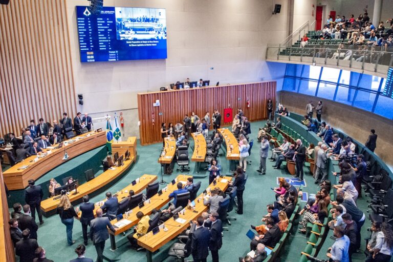 Câmara Legislativa reconduz Mesa Diretora e cria novos cargos