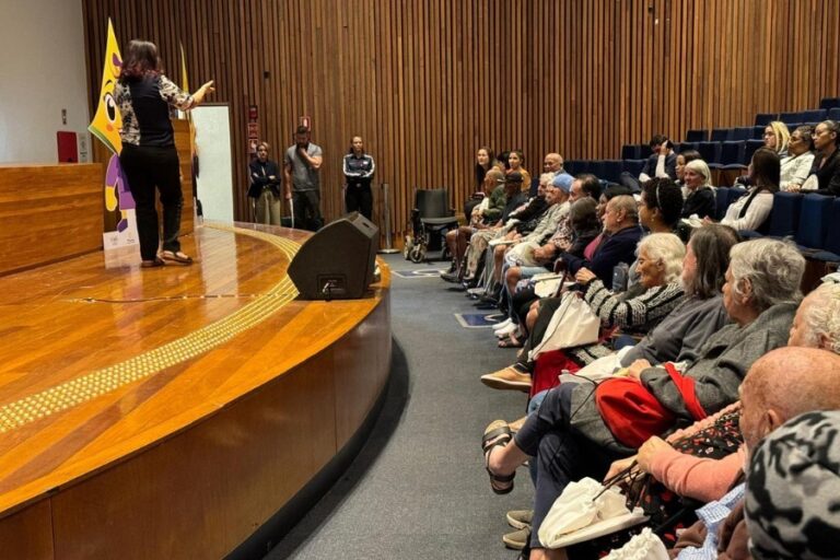 Câmara Legislativa recebe idosos para programa de imersão cultural e política