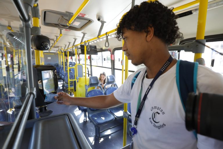 A partir desta quinta (15), mais 99 linhas de ônibus deixam de aceitar pagamento em dinheiro