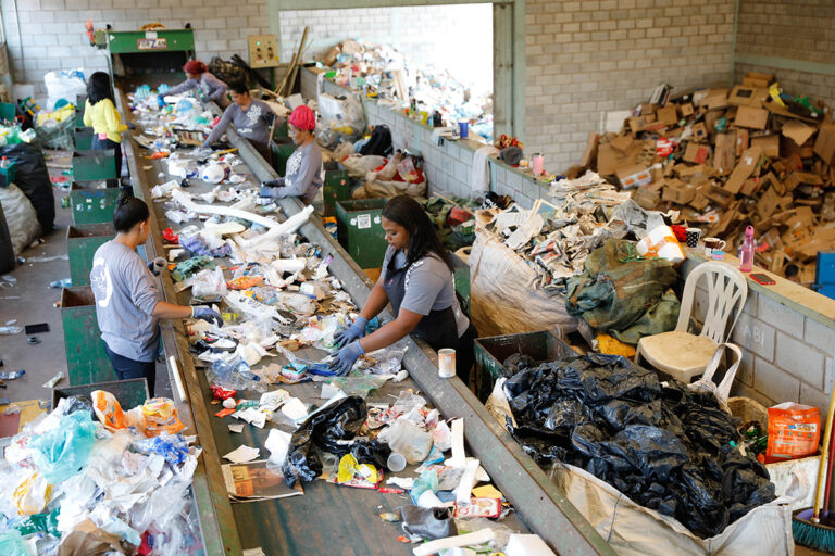 Separar corretamente o lixo reciclável traz benefícios até para a saúde dos catadores