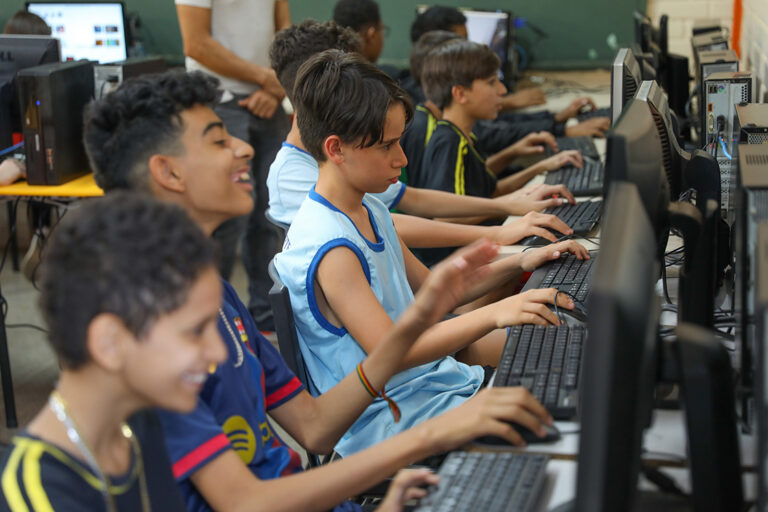 Computadores doados pelo Reciclotech transformam a realidade de estudantes da rede pública