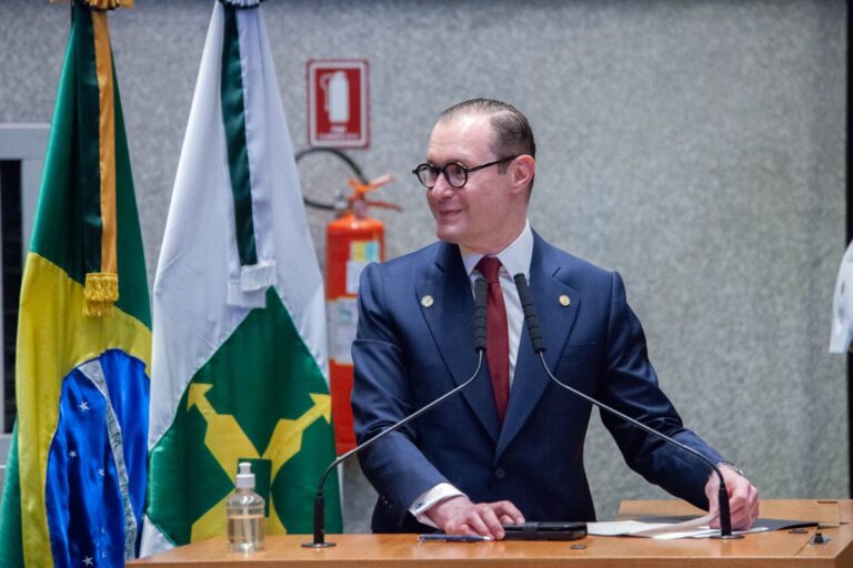 Câmara Legislativa homenageia ministro Cristiano Zanin com título de Cidadão Honorário de Brasília