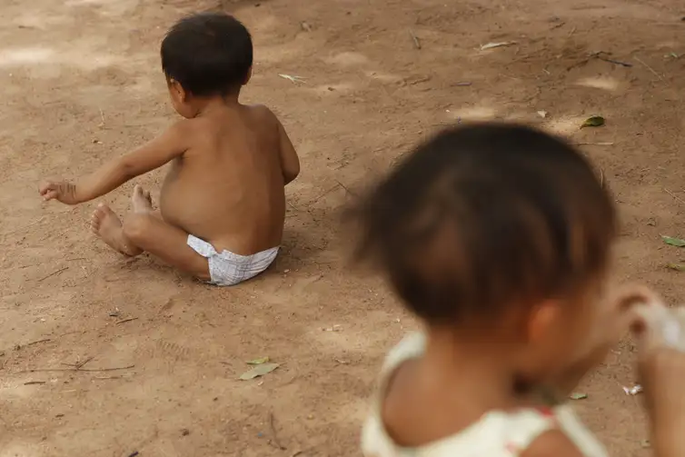 Crianças indígenas Yanomami nos arredores da Casa de Saúde do Índio, que presta acolhimento aos indígenas trazidos em situação de emergência para Boa Vista