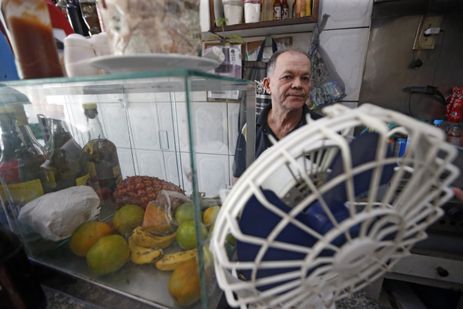 São Paulo (SP), 17/10/2024 - Comerciante Sr Ananias no seu bar na Praça Salim Farah Maluf, bairro de Santo Amaro em São Paulo, que foi afetado pela falta de energia devido as chuvas na capital. Foto: Paulo Pinto/Agência Brasil