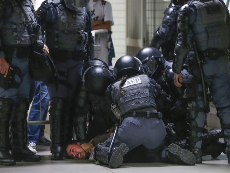 São Paulo  SP 18/01/2023 - Manifestação no centro da cidade contra o aumento das tarifas do metrô, CPTM e EMTU e contra as privatizações do governo Tarcísio. Policiais no Metrô República detêm um cidadão.
Foto Paulo Pinto/Agência Brasil