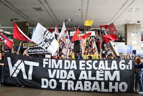 Brasília (DF), 15/11/2024 - Pessoas participam de ato em defesa do fim da jornada 6x1, realizado na Rodoviária do Plano Piloto. Foto: Valter Campanato/Agência Brasil