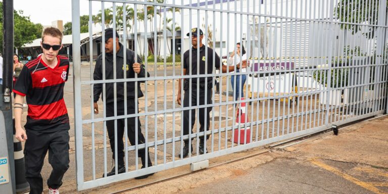 Portões do Enem são fechados; prova começa às 13h30