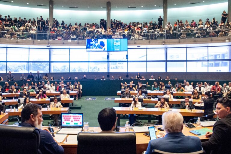 Câmara Legislativa homenageia biomédicos em sessão solene