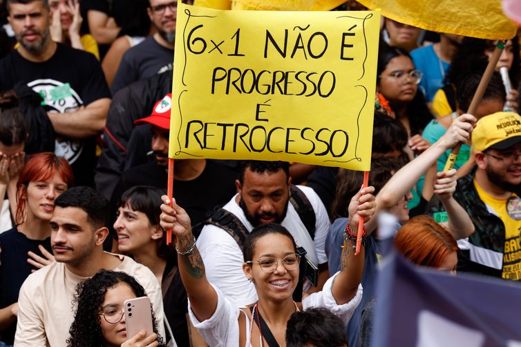 Rio de Janeiro (RJ), 15/11/2024 - Manifestantes se reunem em protesto pelo fim da jornada  de trabalho 6 x 1, na Cinelândia, centro da cidade. Foto: Tânia Rêgo/Agência Brasil