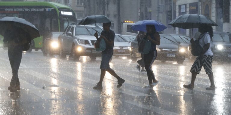 Inmet alerta para chuvas intensas no fim de semana