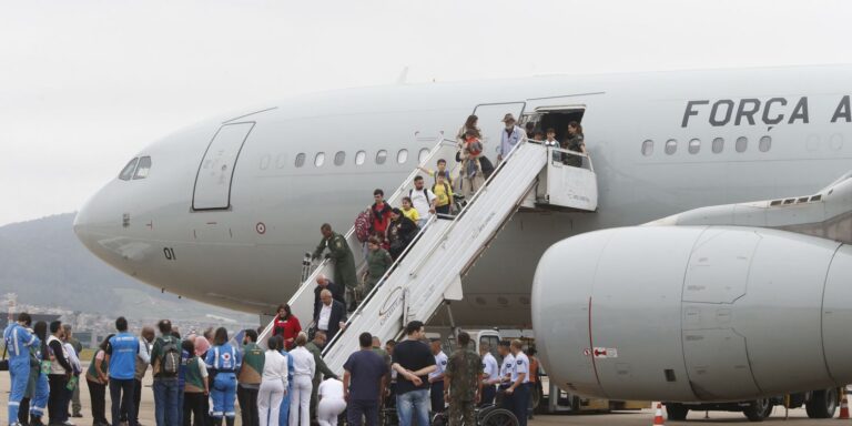 Décimo voo da FAB com 213 repatriados do Líbano chega a São Paulo