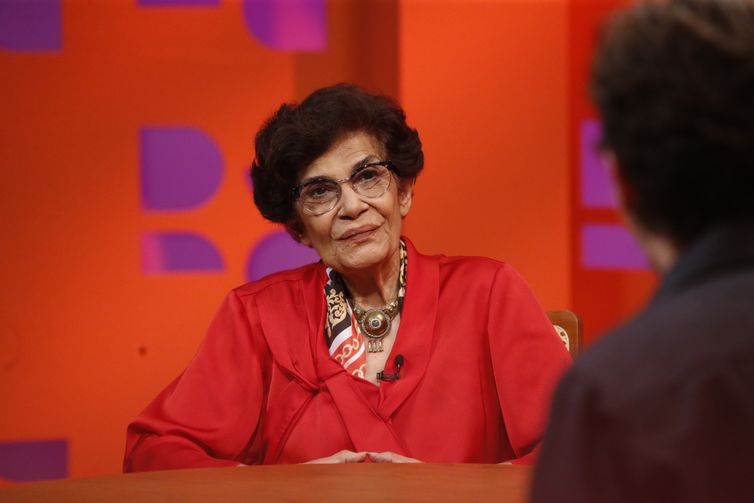 São Paulo (SP), 16/10/2024 - Marilena Chauí, escritora e filósofa brasileira,  professora emérita de História da Filosofia Moderna na Faculdade de Filosofia, Letras e Ciências Humanas da Universidade de São Paulo, durante entrevista com Leandro Demori, no programa DRcomDemori naTV Brasil.  Foto: Paulo Pinto/Agência Brasil