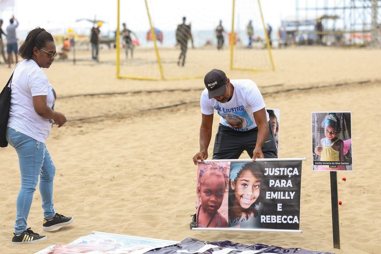 Rio de Janeiro (RJ), 18/12/2024 - Rio de Paz faz ato contra mortes de crianças por violência, na praia de Copacabana, na zona sul do Rio de Janeiro. Foto: Tomaz Silva/Agência Brasil