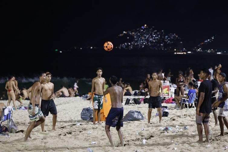 Rio de Janeiro (RJ) 22/01/2025 - Onda de calor no verão atrai frequentadores para a praia do Arpoador durante a noite. Foto: Fernando Frazão/Agência Brasil