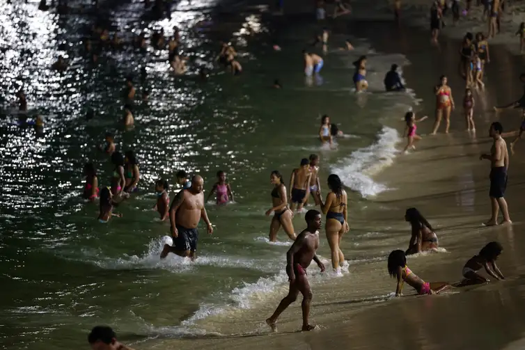 Rio de Janeiro (RJ) 22/01/2025 - Onda de calor no verão atrai frequentadores para a praia do Arpoador durante a noite. Foto: Fernando Frazão/Agência Brasil