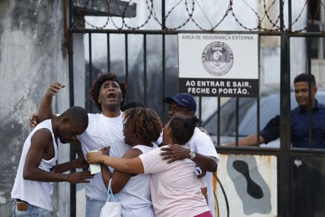 Rio de Janeiro (RJ) 25/07/2024 – Carlos Vitor Guimarães abraça sua família no lado de fora do Presídio Evaristo de Moraes. O jovem negro de 25 anos, morador de São Gonçalo, esteve preso durante um ano e meio ao ser condenado por roubo de carga apenas com reconhecimento por foto, e está absolvido pelo Superior Tribunal de Justiça após pedido da Defensoria Pública do Estado.  Foto: Fernando Frazão/Agência Brasil