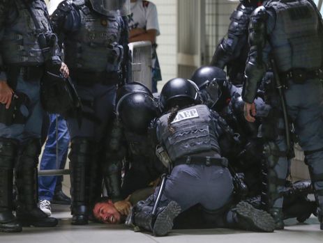 São Paulo  SP 18/01/2023 Manifestação no centro da cidade contra o aumento das tarifas do metrô, CPTM e EMTU e contra as privatizações do governo Tarcísio. Policiais no Metro Republicas detém um cidadão .Foto Paulo Pinto/Agencia Brasil