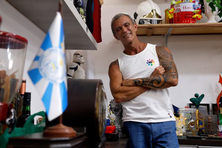 Rio de Janeiro (RJ), 13/02/2024 - Paulo Barros, carnavalesco da Unidos de Vila Isabel, no barracão da escola, na Cidade do Samba, zona portuária.  Foto: Tânia Rêgo/Agência Brasil