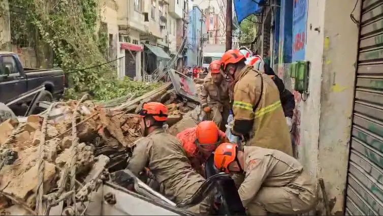 Brasília (DF) 20/03/2025 - O Corpo de Bombeiros Militar do Estado do Rio de Janeiro foi acionado, na tarde desta quinta-feira (20.03), para um desabamento em uma edificação residencial na rua Senador Pompeu, no centro do Rio. Até o momento, há informação de um óbito no local, uma vítima que estava num automóvel atingido pelos escombros.
Frame Bombeiros-RJ/Divulgação