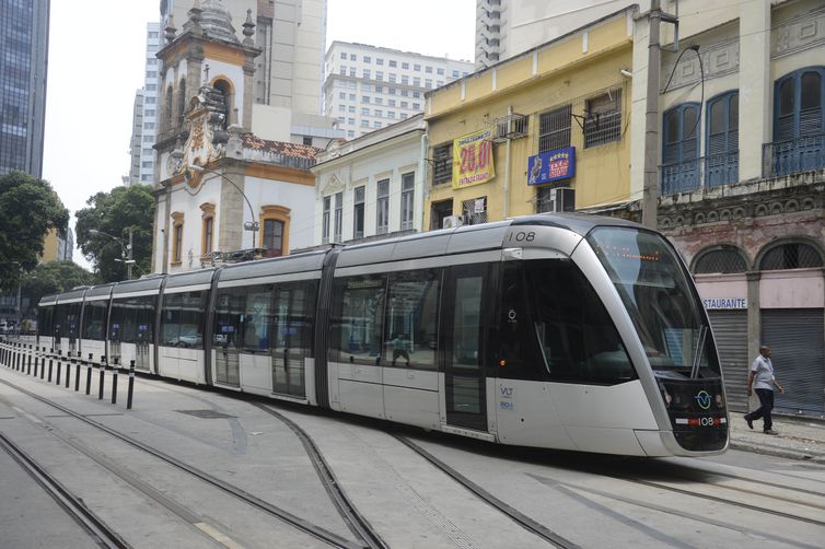 A linha 3  do VLT, que faz o trajeto entre a Central do Brasil e o Aeroporto Santos Dumont começa a operar no início da tarde de hoje (26). 