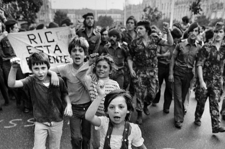 Mostra traz fotografias de Sebastião Salgado na Revolução dos Cravos. - Porto, Portugal, 1975. Foto: Sebastião Salgado